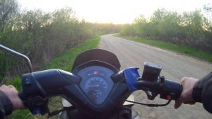 МОПЕД ЕЛЕ ЕДЕТ.НАПАЛИ СОБАКИ!!!УЕХАЛ?