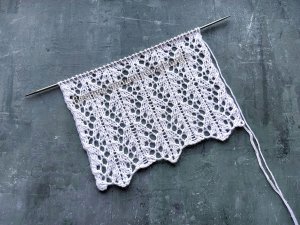 Симпатичный ажурный узор в виде шишек для вязания джемперов,  летних кофточек,  носков