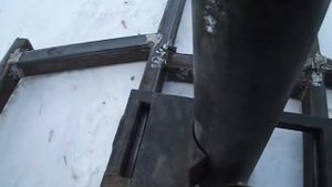 Обсаживание скважины обсадной трубой,и приспособление для этого