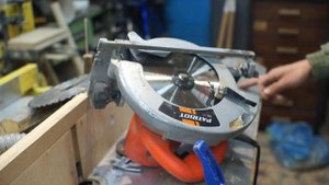 Чем пилить грязное дерево с гвоздями