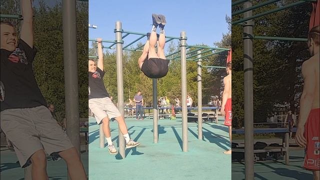 Тренировка мышц пресса на турнике