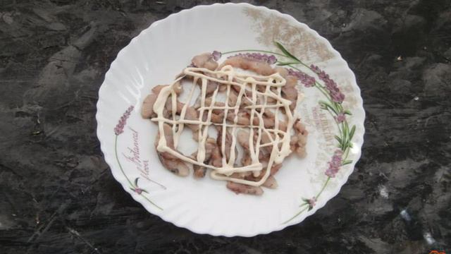 Салат с селедкой сыром и помидорами