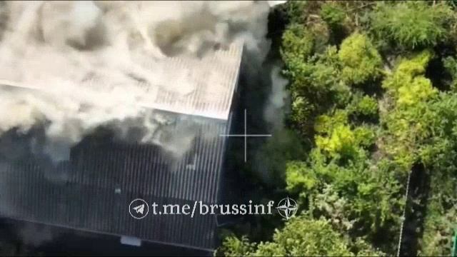 ВСУшники пытаются спасти свои манатки после прямого попадания в их расположение.mp4 смотреть онлайн