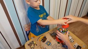 Достаем конфеты m&m из игрушки Candy Dispenser. We get m&m from a toy.M&Ms Candy Machine