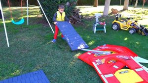 Дима строит гараж для Тачки и мешает маме медитировать | Дима и Машинки