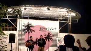 Viral..!! di detik 30 SEISI KAFE HEBOH, cover lagu BENTO IWAN FALS