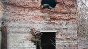 Вариант осмотра помещения через окно и преодоление препятствий