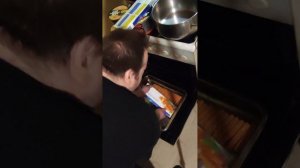 ВЛАД САВЕЛЬЕВ ГОТОВИТ РЫБНЫЕ ПАЛОЧКИ