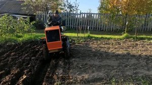 Минитрактор 4х4. вспашка земли осенью.