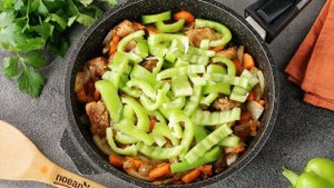 Тушёная капуста с мясом в кастрюле
