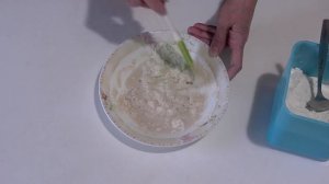 Дрожжевое,белое тесто для украшения.