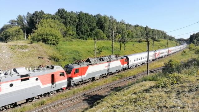 Электровоз ЭП1М-493 с перегоняемым электровозом ЭП20-002 и поездом №125 Новороссийск-Москва смотреть онлайн