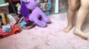 Даша делает новые прически маме