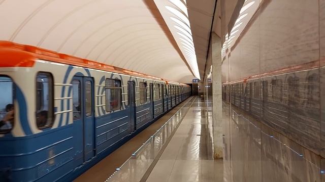 81-717/714.5М прибывает на станцию метро Достоевская. смотреть онлайн