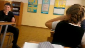 Девка рвет тетрадь на уроке пере учителем