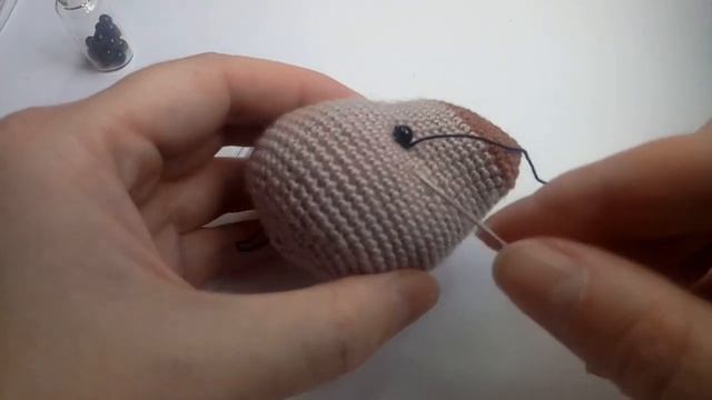 как пришить глазки бусинки. фрагмент платного мк "Бычок в мешке" смотреть онлайн