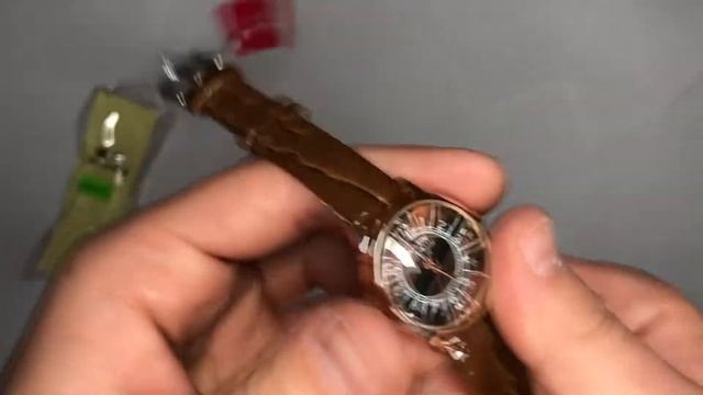 Видео обзор: Стильные коричневые наручные часы женские. С блестящим ремешком. В чехле. Модель 27687 смотреть онлайн
