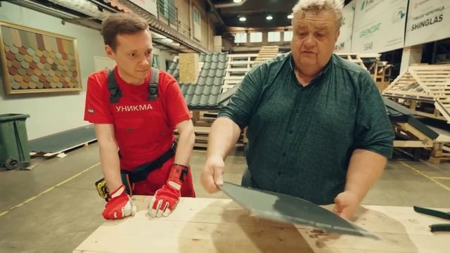 Обход трубы на кровле из металлочерепицы. Фрагмент фильма о монтаже металлочерепицы. УНИКМА. смотреть онлайн