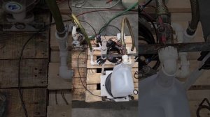 Весовой дозатор на основе пневматического мембранного насоса.