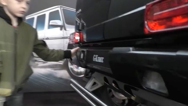 Может ли ребёнок пролезть под геликом. Ребенок в салоне Мерседес. смотреть онлайн