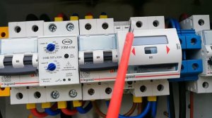 Вводной щит в частном доме с реле напряжения