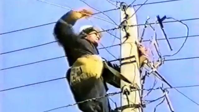 ! Освобождение пострадавшего от действия электрического тока 10 мин смотреть онлайн