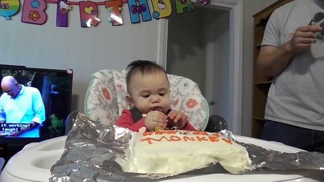 BABY NERINE EATING CAKE ON HER 1ST BIRTHDAY смотреть онлайн