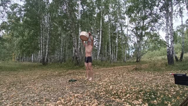 Обливание холодной водой из тазиков. Закаливание утром. В лесу.