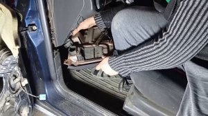 Как снять блок предохранителей салона  Ford Focus1 седан америкос #RAZNOBOY #FordFocus1 #фордфокус1