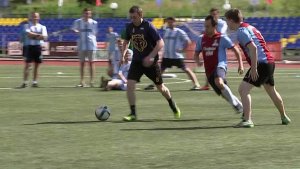 Участники КВН сыграли в футбол с командой цирковых артистов во главе с Эдгардом Запашным