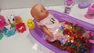 Настя купает, кормит и улаживает спать куклу  Nastya bathes, feeds and settles the doll to sleep