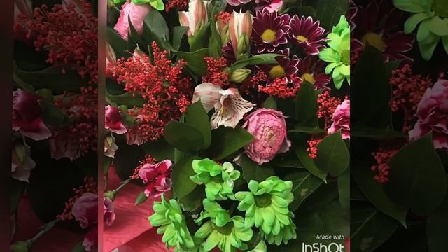 Сборный букет из хризантем, альстромерии, кустовой гвоздики, салидаги, салала и рунункулюсов. смотреть онлайн