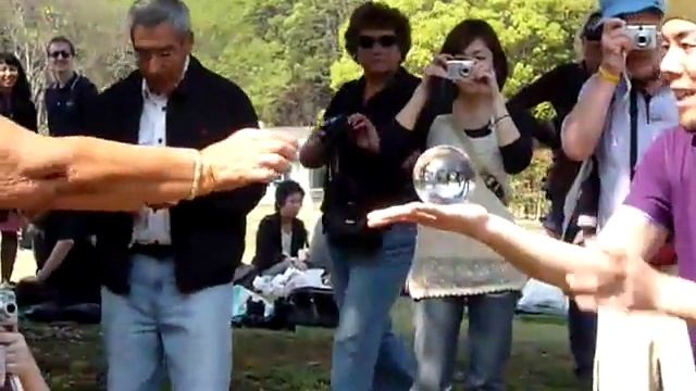 Жонглирование стеклянными шарами смотреть онлайн