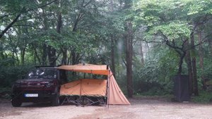 ☔ Соло-лагерь под проливным дождем 🤔 Ночевка в капсульной палатке