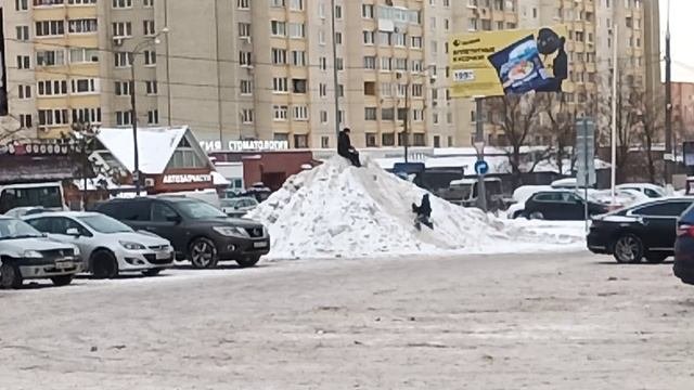 Опасные развлечения у детей на парковке в городе Красногорске.