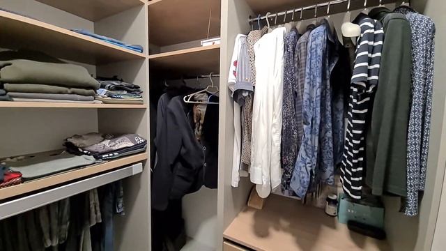 Стеновые панели из крашенного МДФ и скрытые двери в гардероб. Обзор 70 смотреть онлайн