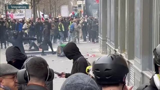 ‼️Франция наши дни — силовики избивают протестующих против пенсионной реформы