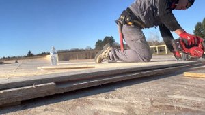 Дисковая пила Milwaukee M18 CCS55 в работе