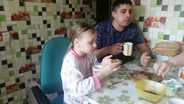 МУКБАНГ БЛИНЧИКИ ??со сметаной и вареньем