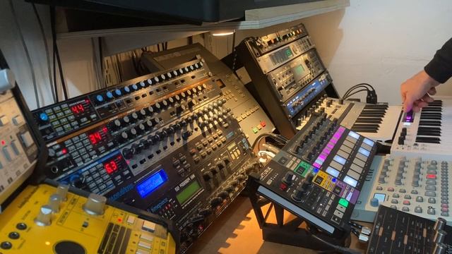 Stokr : Monologue, SY85, BassStation, DrumStation, Model:Cycles, DE-200, RD-6, MMT-8, Beatstep Pro смотреть онлайн