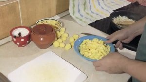 Курица в горшочке с картошкой и сыром.