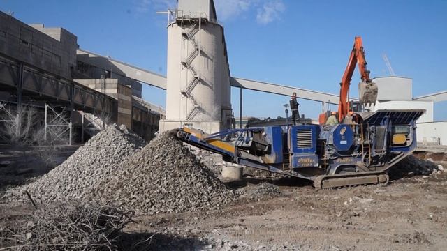 Дробление железобетона мобильной щековой дробильной установкой