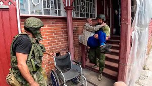 Добровольцы вывозят из Новой Таволжанки мирных жителей и помогают тем, кто решил остаться