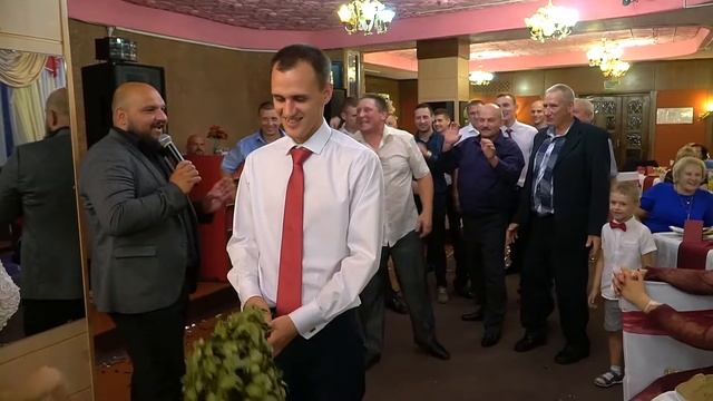 Новая свадебная традиция. Жених бросает веник.