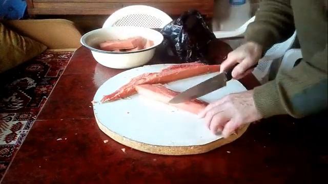 Мало соленая красная рыба к вашему столу. Классная закусь своими руками за 15 минут. смотреть онлайн