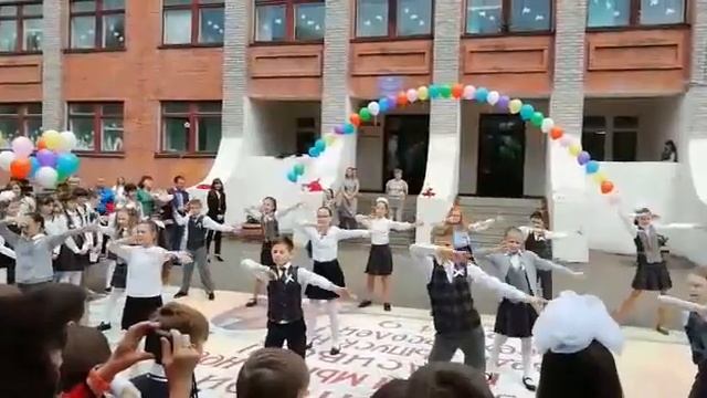 Выпускники начальной школы 4 класс "флешмоб" 2018 - 2019 год
