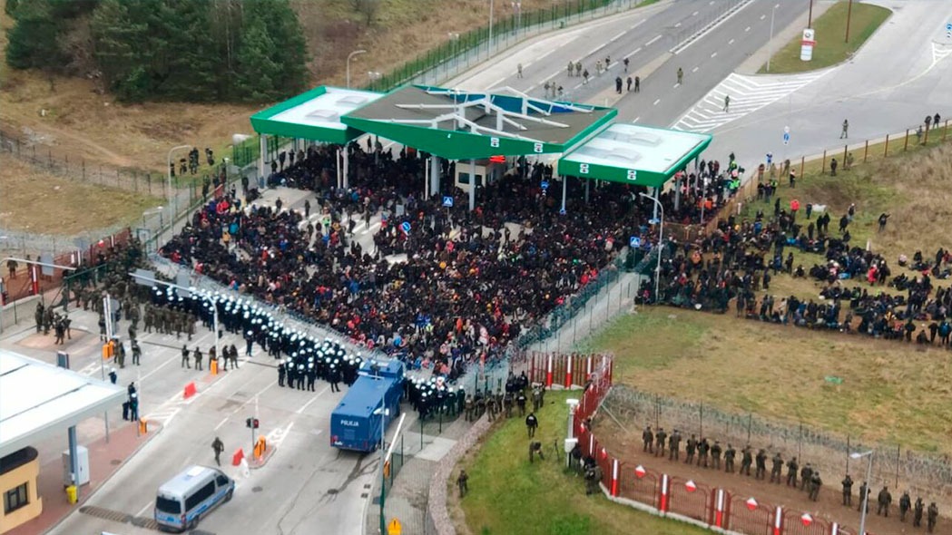 LIVE ? Польские пограничники применяют слезоточивый газ против беженцев 16/11/21 12:00 | ТНВ