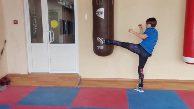 Наработка скорости, жесткости и хлесткости удара ногой. Ч 3 Скоростно-силовая работа на мешке.
