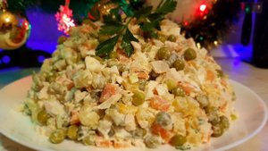 Московский салат Новогодний цыганка готовит. Оливье с курицей. Gipsy cuisine.