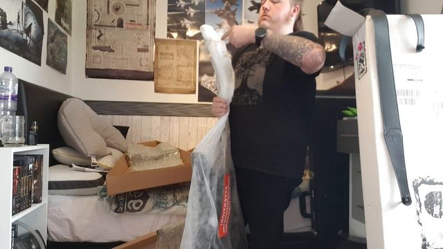 Epiphone 1984 Explorer Unboxing смотреть онлайн